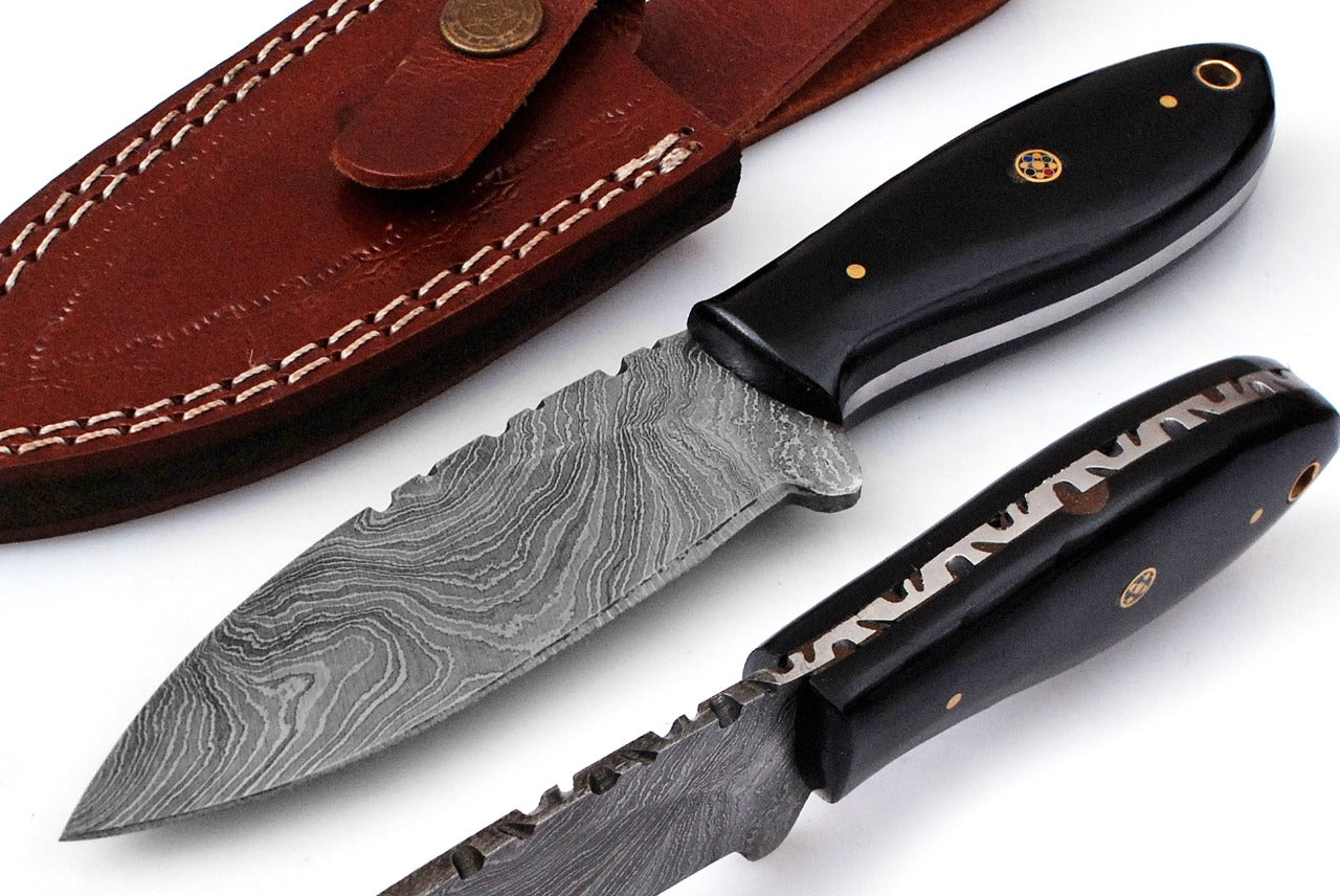 Custom Handmade Forged Damascus Steel Hunting knife Bull Horn Handle Come With Genuine Leather Sheath FS118