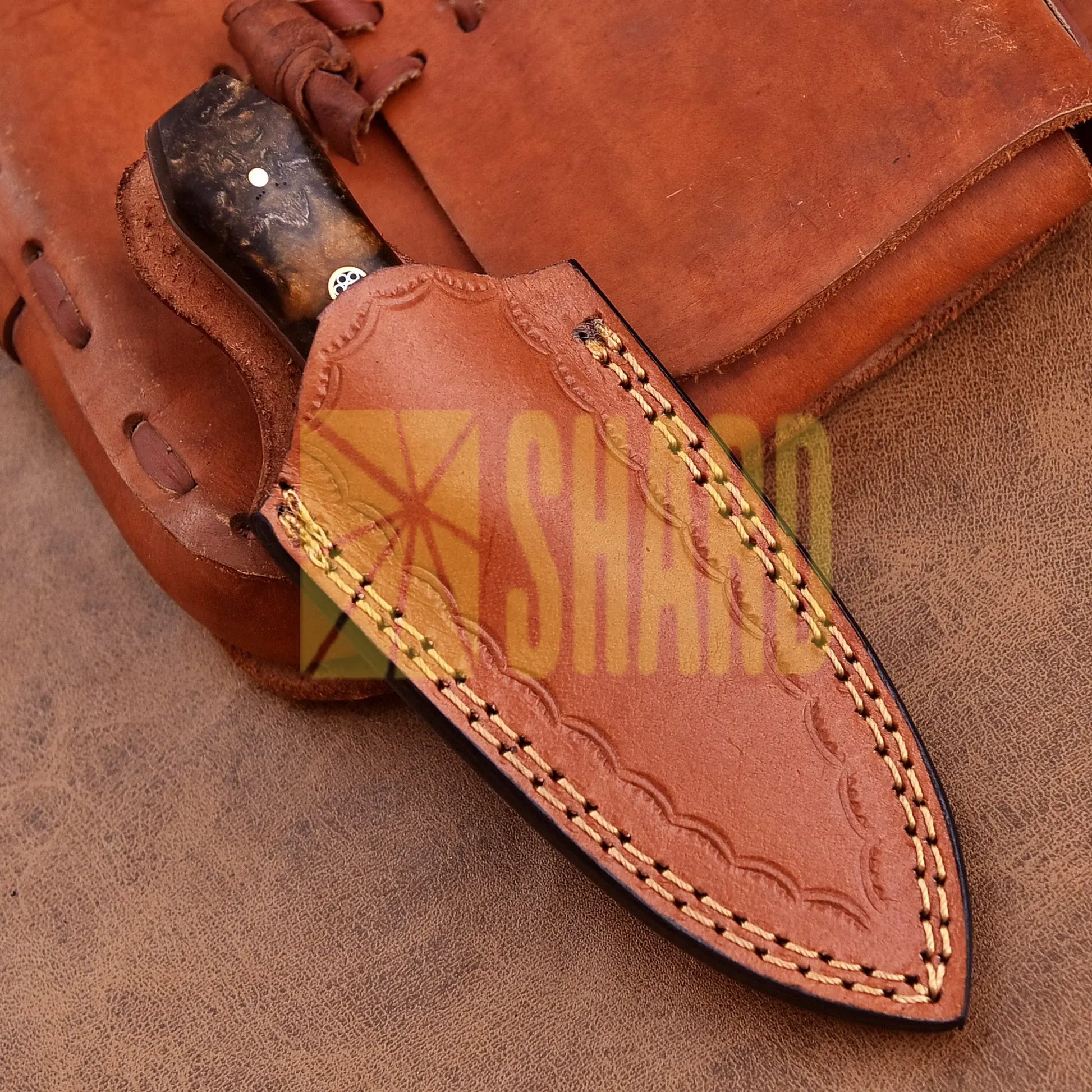 Hand-forged Damascus steel collectible with raindrop pattern and honey-colored resin handle – Raindrop Trail gift piece